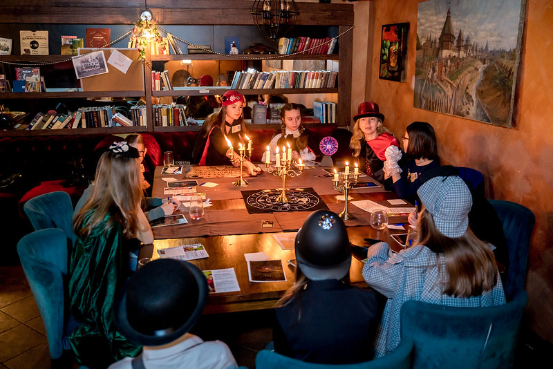 Дети разгадывают загадки в семейном квесте Хэллоуина в Khabarovsk